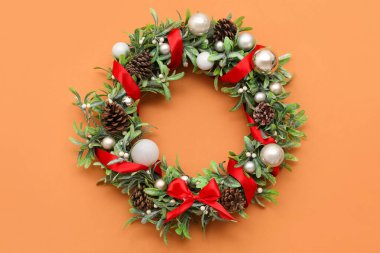 Noel ökseotu çelengi turuncu arka planda güzel süslerle