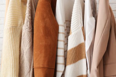 Sonbahar giysileri odada asılı, yakın plan.