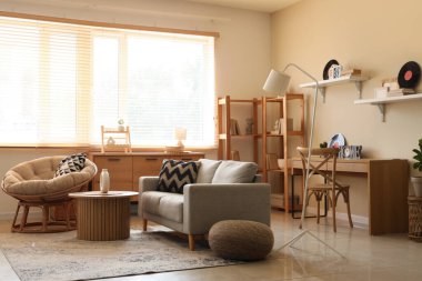 Koltuğu, koltuğu ve vinil diskleri olan şık bir oturma odası.