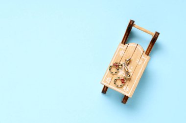 Mavi arka planda Noel süslemeleri ve küpeler