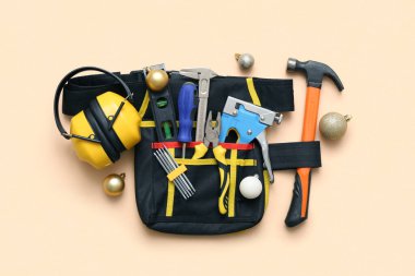 Bej arka planda Noel topları olan çalışma araçları