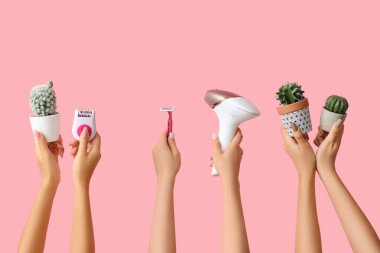 Pembe arka planda fotoepilatör, jilet, kaktüs ve epilatorlu birçok kadın eli var. Yasaklama kavramı