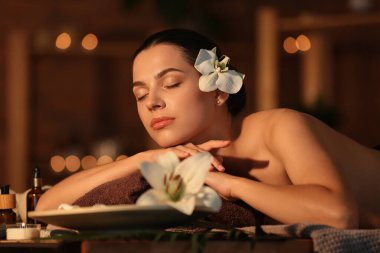 Kaplıca salonunda dinlenen genç bir kadın, yakın plan.