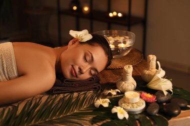 Genç bir kadın kaplıcada uzanıyor, yakın plan.