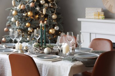 Noel kutlaması için oturma odasına kurulmuş yemek masası.