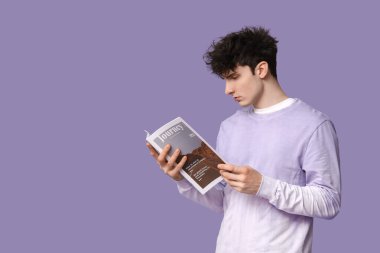 Mor arka planda dergisi olan şık kazaklı yakışıklı bir genç.