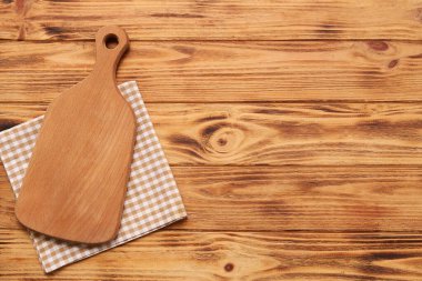 Tahta ve peçeteli masa ayarları ahşap arka planda