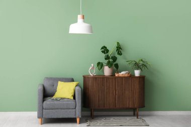 Rahat koltuğu, çekmeceleri ve beyaz lambası olan şık bir oturma odası.