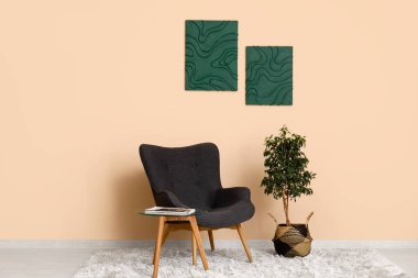 Koltuk, çiçek ve kahve masası oturma odasının iç tarafında.