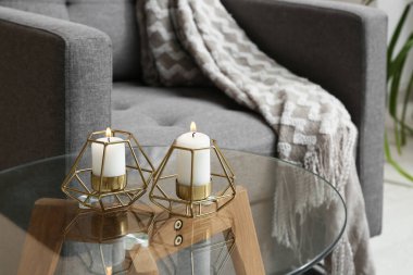 Oturma odasındaki sehpada mum yakmak, yakın çekim.