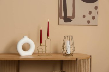 Evdeki bej duvarın yanında klozet üzerindeki mumlar çok şık.