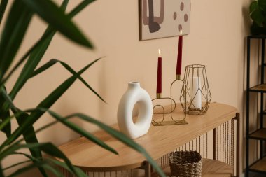 Evdeki bej duvarın yanında klozet üzerindeki mumlar çok şık.