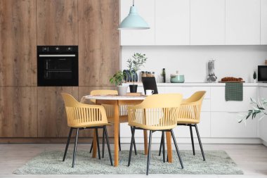 Yemek odasının içindeki sandalyeli ve tezgahlı masa.