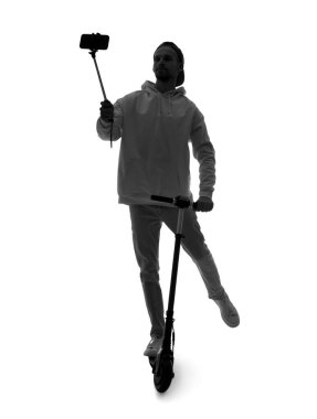Elektrikli scooterlı genç adamın silueti beyaz arka planda selfie çekiyor.