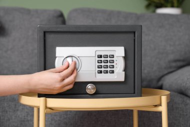 Evdeki masada kasa açan kadın, yakın plan.