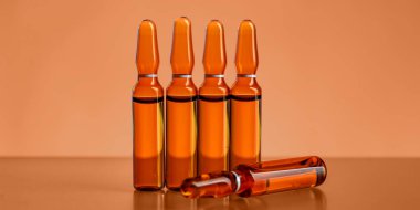 Turuncu arka planda tıbbi ampule