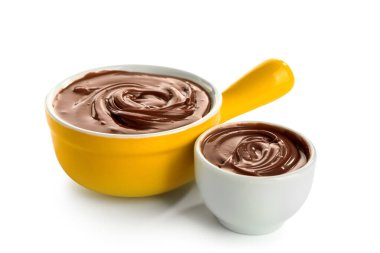 Beyaz arka planda lezzetli erimiş çikolata kaseleri.