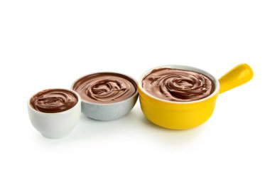 Beyaz arka planda lezzetli erimiş çikolata kaseleri.