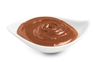 Beyaz arka planda bir kase lezzetli erimiş çikolata.