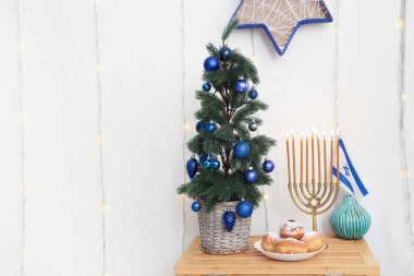 Köknar ağacı, menorah ve sufganiyotlar oturma odasında, yakın plan.