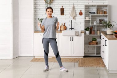 Mutfakta mezurası olan genç bir kadın. Kilo verme konsepti