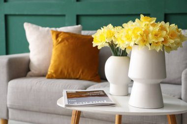 Nergisli vazolar ve dergiler oturma odasında, yakın plan.