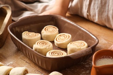 Mutfaktaki masada çiğ tarçınlı yemek tabağı.