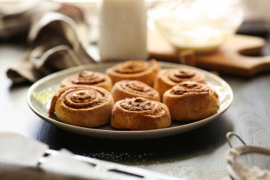 Mutfaktaki masada lezzetli tarçınlı börek tabağı.