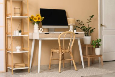 İş yeri, raf ünitesi ve fabrikalarla birlikte ofis içi