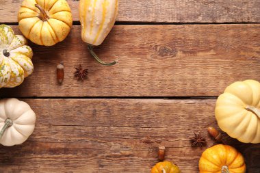 Meşe palamudu ve ahşap zemin üzerinde yıldız anason ile taze balkabakları