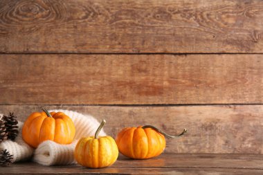 Taze balkabakları ve çam kozalakları ahşap arka planda