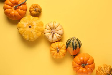 Sarı arka planda bir sürü taze balkabağı