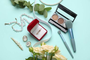 Renk arkaplanında gelin aksesuarları olan nişan yüzüğü