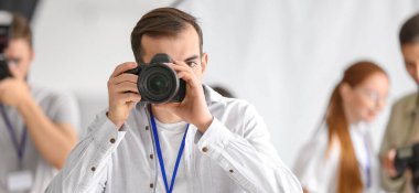 Stüdyoda erkek fotoğrafçı