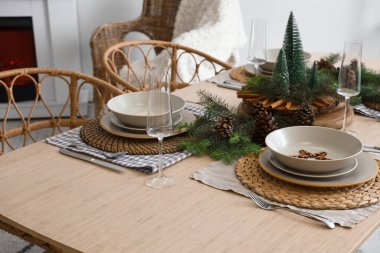 Köknar dalları ve çam kozalakları ile Noel sofrası