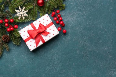 Hediye kutulu Noel ağacı dalları, Rowan ve top grunge mavisi arka planda