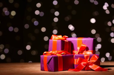 Bulanık ışıklara karşı Cadılar Bayramı için farklı güzel hediye kutuları.