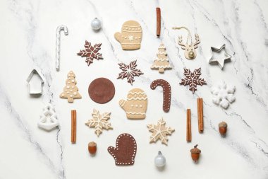 Beyaz grunge arka planda Noel kurabiyesi ve dekor