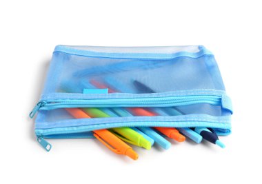 Beyaz arka planda renkli kalemleri olan mavi kalem kutusu