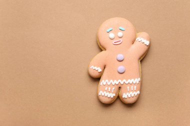 Renkli tarçınlı adam.