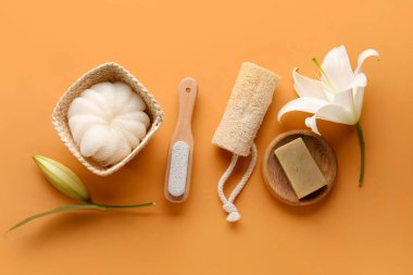 Banyo malzemeleri ve arkaplanda güzel zambak çiçekleri olan kompozisyon