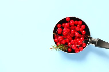 Dekoratif viburnum meyveli kızartma tavası.