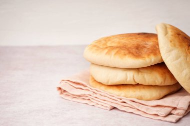 Beyaz arka planda lezzetli pita ekmeği