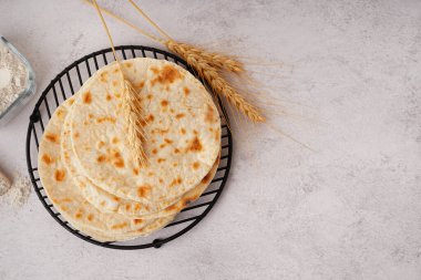 Beyaz arkaplanda lezzetli pita ekmeği ızgarası