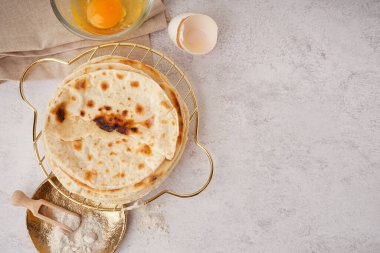 Lezzetli pide ekmeği ve beyaz arkaplandaki malzemelerin şebekesi