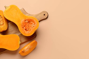 Kahverengi arka planda taze balkabakları olan ahşap tahta tahta.