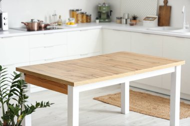 Modern mutfağın içindeki temiz ahşap masa.