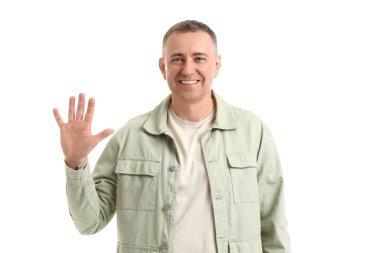 Olgun adam beyaz arka planda beş parmak gösteriyor.