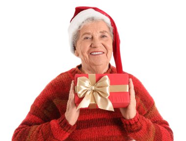Beyaz arka planda Noel hediyesi olan Noel Baba şapkalı son sınıf kadını.