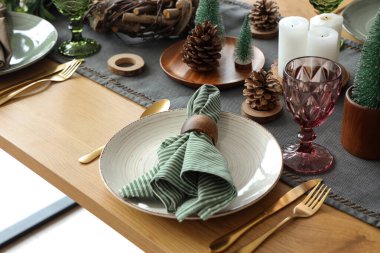 Kırsal Noel dekorlu şenlik masası